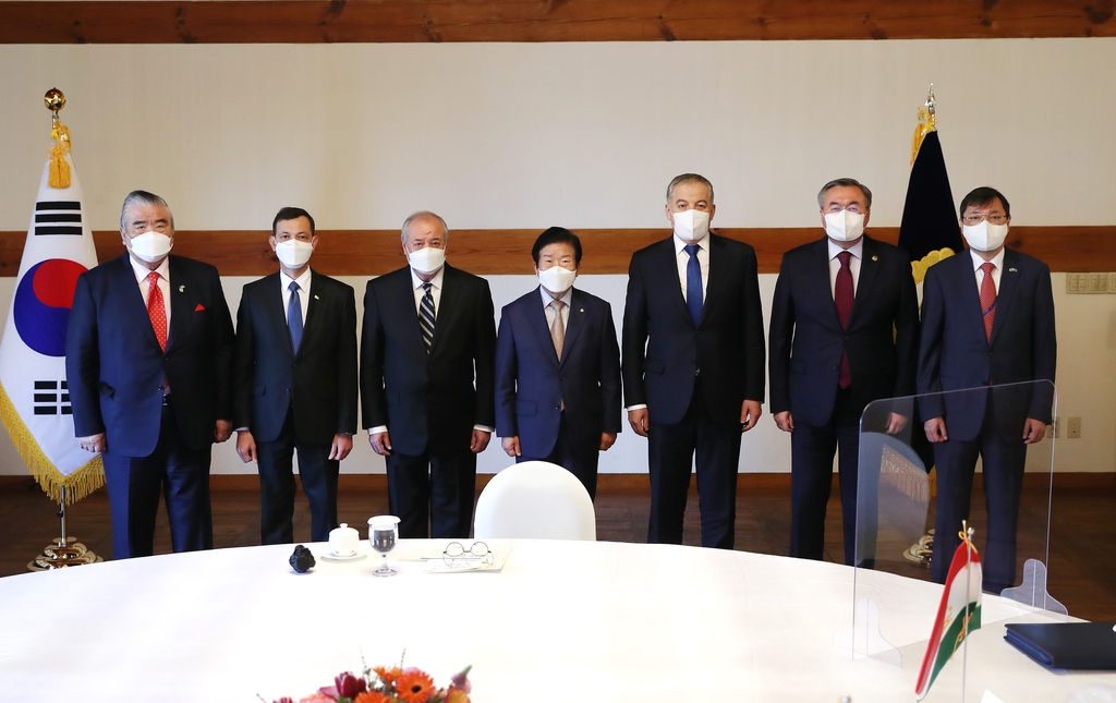 박병석 국회의장(가운데)이 26일 중앙아시아 4개국 외교장관 및 주한대사 예방을 받은 모습[국회의장실 제공]