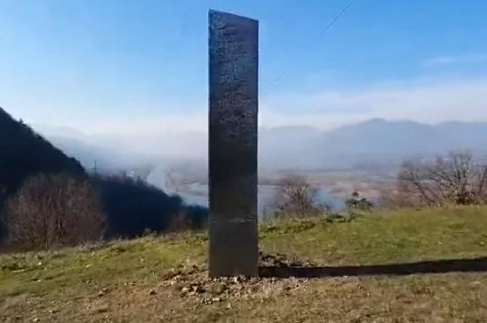 루마니아 언덕에 다시 나타난 금속 기둥