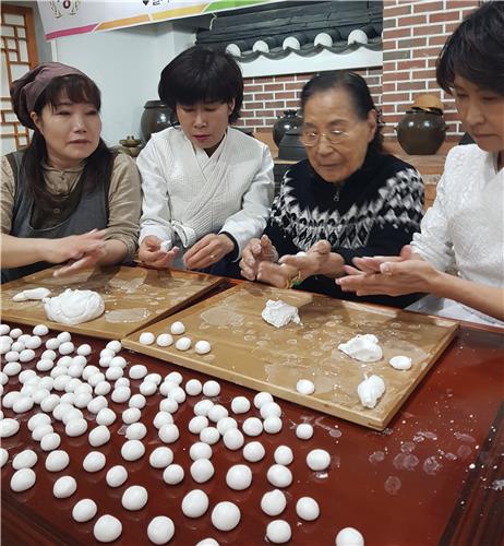 동지팥죽 새알심 빚기