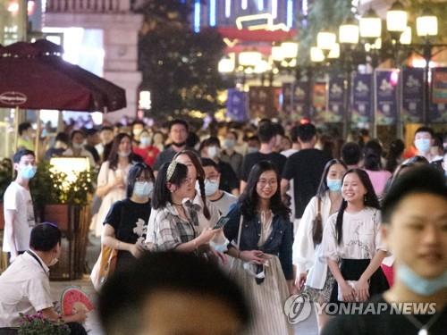 우한 도심 번화가 한제(漢街)의 시민들