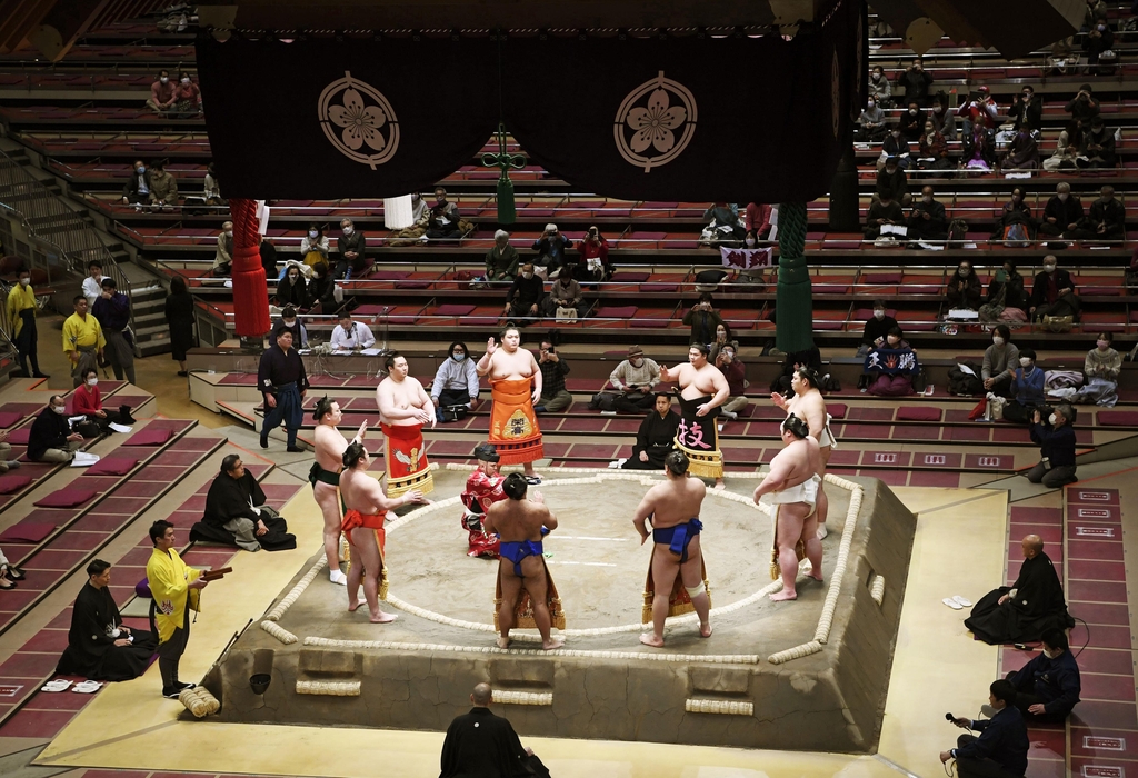 (도쿄 교도=연합뉴스) 10일 도쿄 료고쿠(兩國)국기관에서 일본스모협회가 주최하는 올해 첫 스모 대회 '오즈모(大相撲) 하쓰바쇼' 개막 행사가 열리고 있다. 