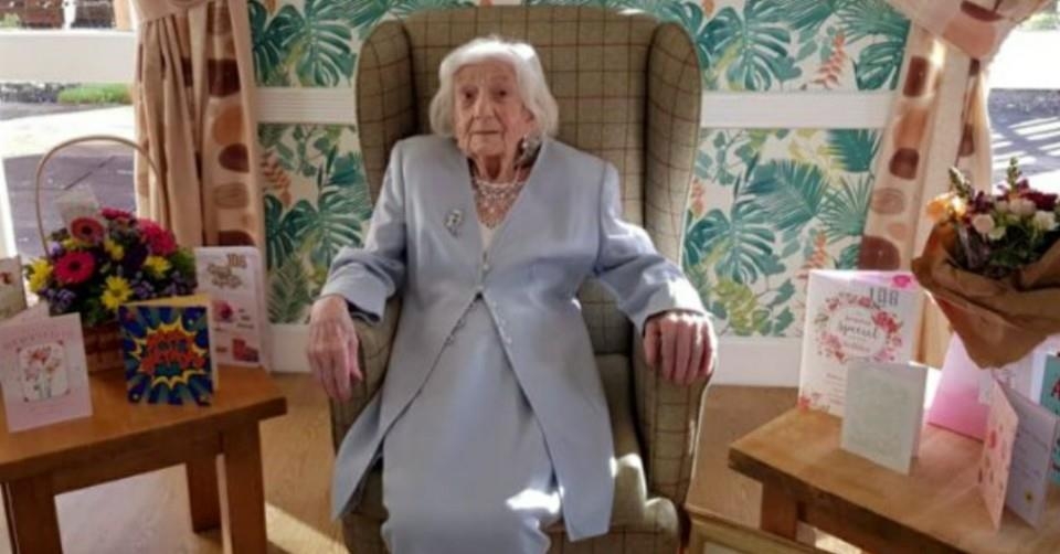 코로나 이겨내고 106살 생일 맞은 영국 할머니