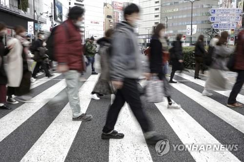(도쿄 AP=연합뉴스) 일본에 신종 코로나바이러스 감염증(코로나19) 긴급사태가 발령 중인 가운데 지난달 26일 수도 도쿄도(東京都)에서 마스크를 쓴 사람들이 횡단보도를 건너고 있다.