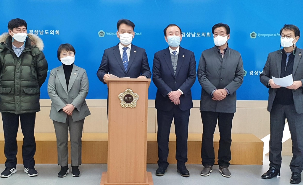 새로 선출된 경남도의회 민주당 후반기 대표단