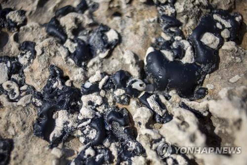 기름 유출 사고가 발생한 이스라엘 지중해 변을 덮친 검은색 기름 덩어리
