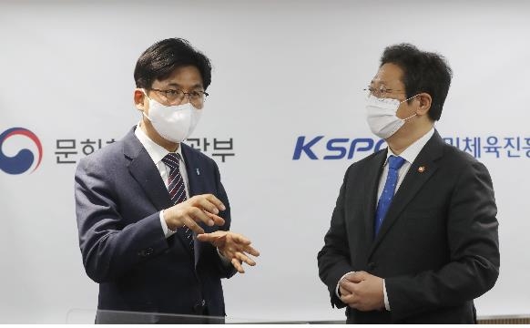 황희(오른쪽) 문화체육관광부 장관과 얘기하는 박성수 송파구청장