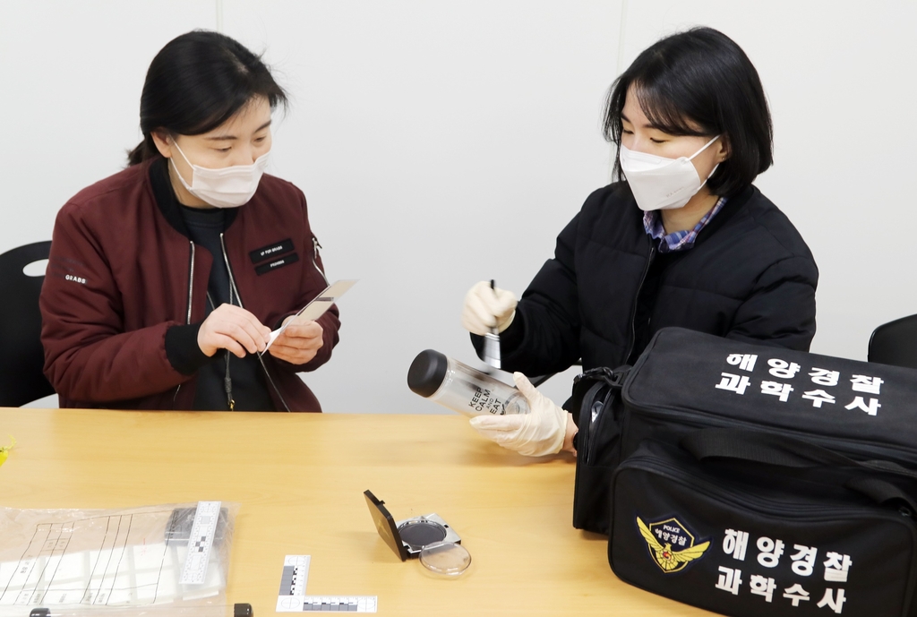 과학수사 준비하는 보령해경 최수민(왼쪽), 최하니 순경