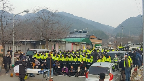 25일 성주 초전면 소성리 마을회관 앞