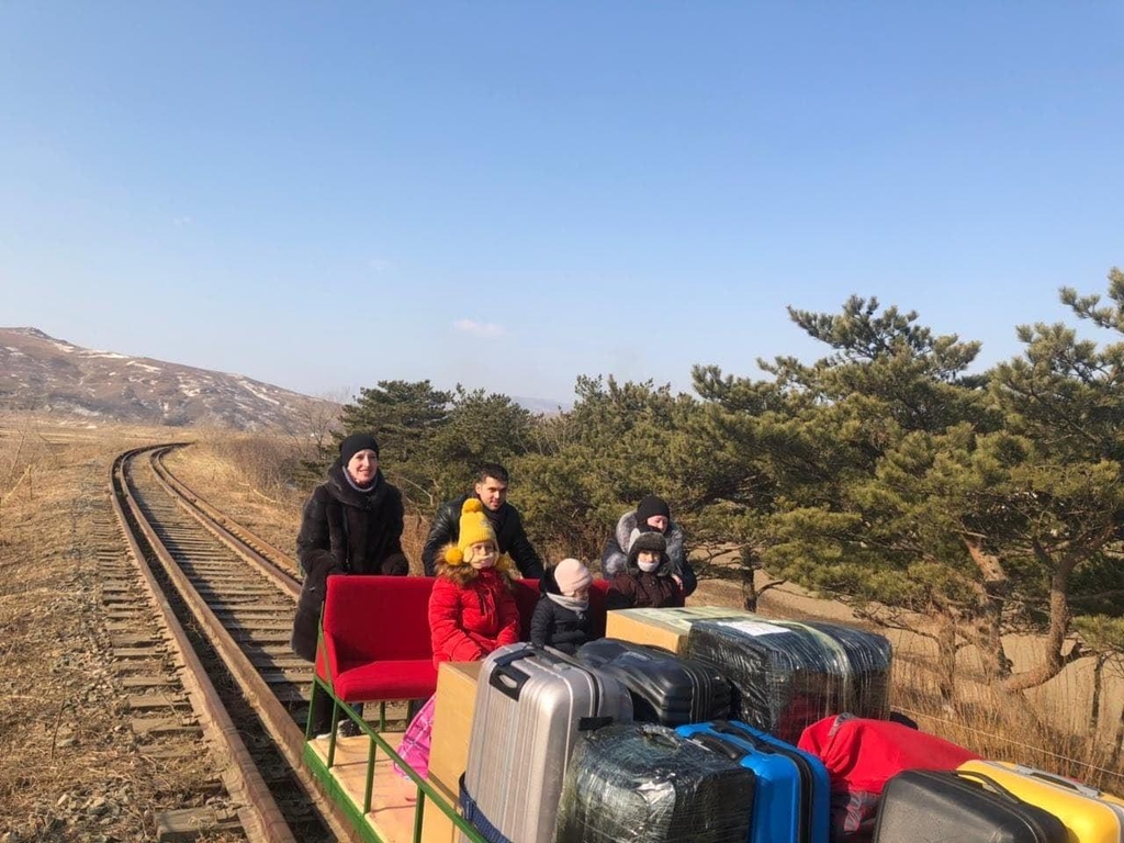 25일 북한에서 귀국하고자 직접 철길 궤도 수레를 밀고 있는 러시아 외교관들 [주북 러시아 대사관 페이스북 계정 사진]