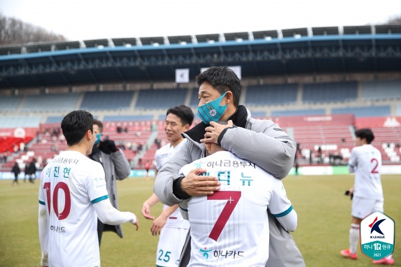 에디뉴와 승리의 기쁨을 나누는 대전하나시티즌 이민성 감독.