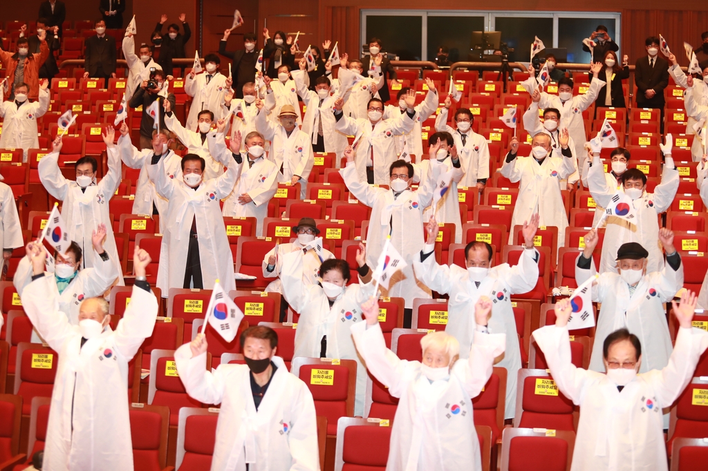 만세삼참하는 3·1절 기념식 참석자들