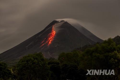 1일 므라피 화산에서 관찰된 용암