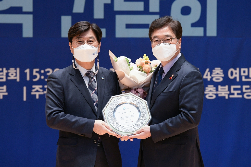 세종시 명예시민증 받는 우원식 의원(오른쪽)