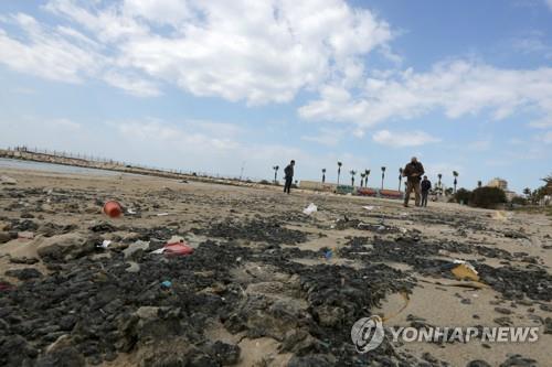 최악의 기름 유출로 타르 범벅이 된 이스라엘 지중해변