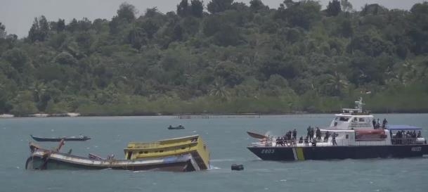 인도네시아 해양당국이 나포 외국 어선들을 4일 침몰시키는 모습