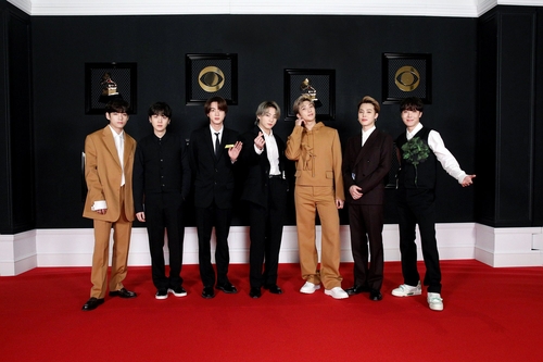 온라인으로 제63회 그래미 어워즈 레드카펫 행사에 참석한 그룹 방탄소년단(BTS)