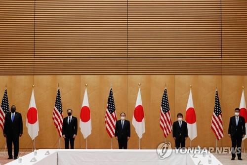 (도쿄 AFP=연합뉴스) 일본 도쿄 총리관저에서 16일 스가 요시히데(중앙) 총리를 예방한 토니 블링컨(왼쪽에서 두 번째) 미국 국무장관과 로이드 오스틴(왼쪽) 국방장관이 모테기 도시미쓰(오른쪽에서 두 번째) 일 외무상, 기시 노부오(오른쪽) 방위상과 나란히 서서 포즈를 취하고 있다. sungok@yna.co.kr