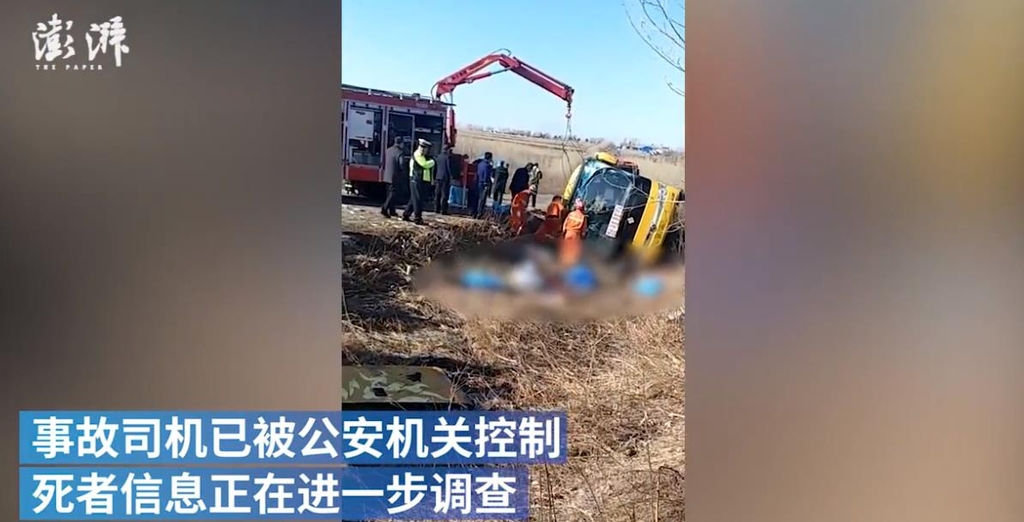중국 헤이룽장서 '조작실수' 버스 전복…15명 사상