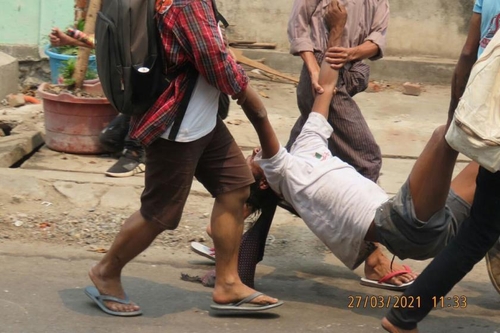 만달레이에서 총에 맞은 시민을 주변 사람이 옮기고 있다. 2021.3.27