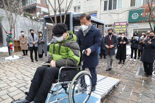 지난 3일 장애인 이동식 경사로 설치 시연