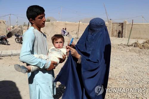 아프가니스탄 칸다하르에서 진행된 소아마비 백신 접종 장면. [EPA=연합뉴스]