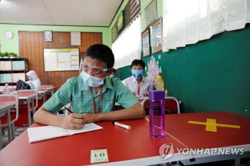 인도네시아, 교사들에 백신 우선 접종…학교 문 슬슬 연다