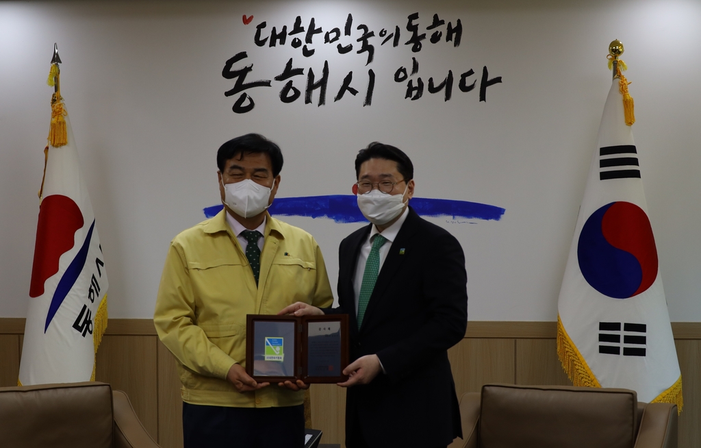 심규언 동해시장(왼쪽)과 이상현 대한하키협회장.