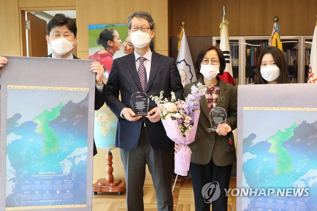 사이버 외교사절단 반크, 조성부 연합뉴스 사장에 감사패