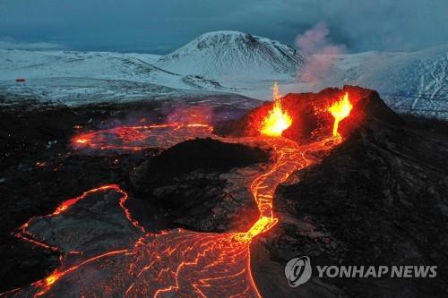 지난 28일 용암을 분출하는 아이슬란드 화산