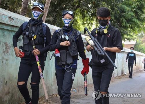 사제 무기 들고 나온 미얀마 시민들