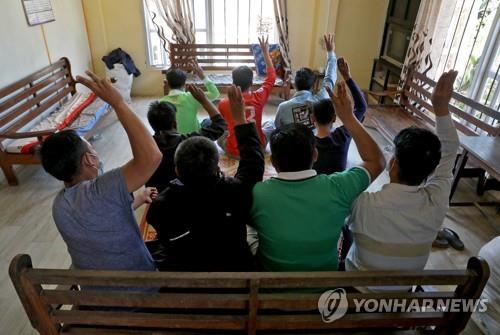 인도로 도피한 미얀마인들이 저항의 의미로 세손가락 경례를 하고 있다