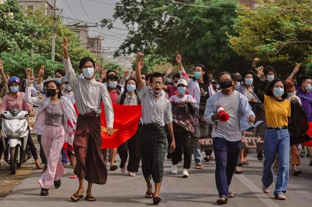 만달레이 거리시위를 이끌고 있는 타이자 신(가운데 오른손 든 이)2021.4.14