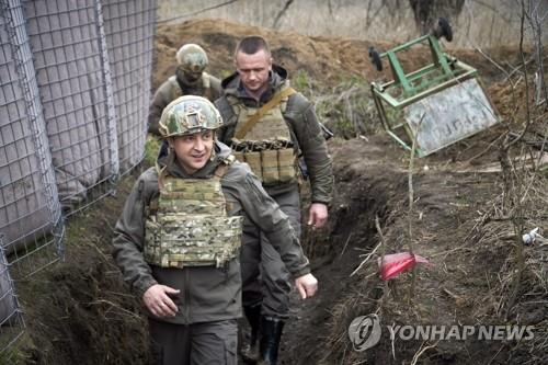 '러시아와 대치' 동부전선 방문한 우크라이나 대통령