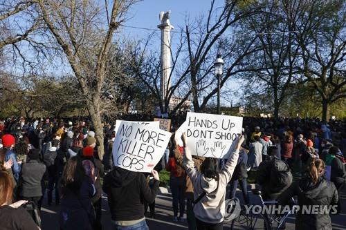 경찰 총격 항의 시위에 나선 시카고 주민들 [AFP=연합뉴스]