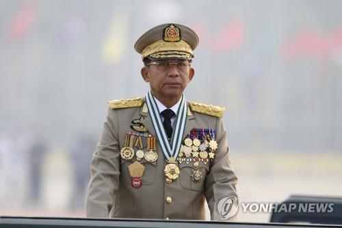 군사 퍼레이드 사열하는 흘라잉 미얀마군 최고사령관