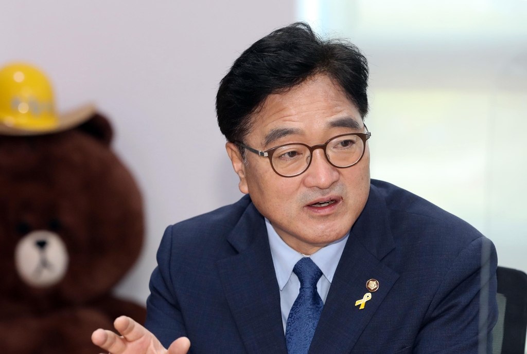 연합뉴스와 인터뷰 하는 더불어민주당 우원식 당대표 후보