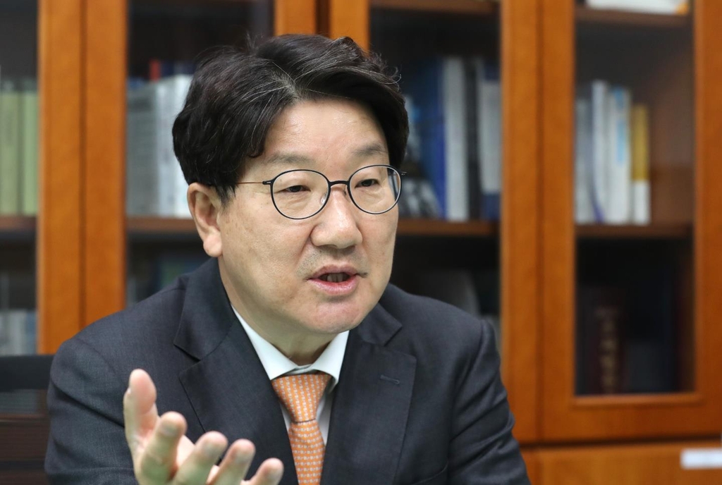 연합뉴스와 인터뷰하는 권성동 의원