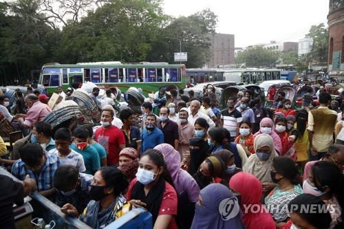 방글라데시 수도 다카의 시장에서 식품을 사려고 몰려든 주민. [EPA=연합뉴스]