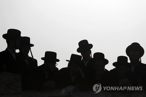 이스라엘 '라그바오메르' 축제 압사 사고 희생자의 장례식에 참석한 초정통파 유대교도들[epa=연합뉴스]