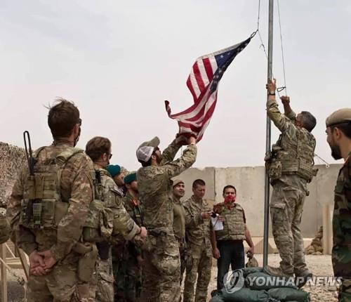 아프가니스탄 남부 헬만드주에서 열린 미군 기지 이양식에서 미국 국기를 내리는 미군. [AP=연합뉴스]