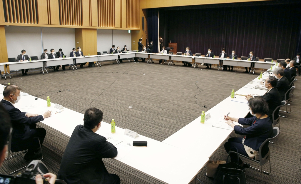 (도쿄 교도=연합뉴스) 신종 코로나바이러스 감염증(코로나19) 관련 기본 대응 방침을 정하는 일본 정부 분과회가 7일 회의를 열어 긴급사태 연장에 따른 대책을 논의하고 있다. 
