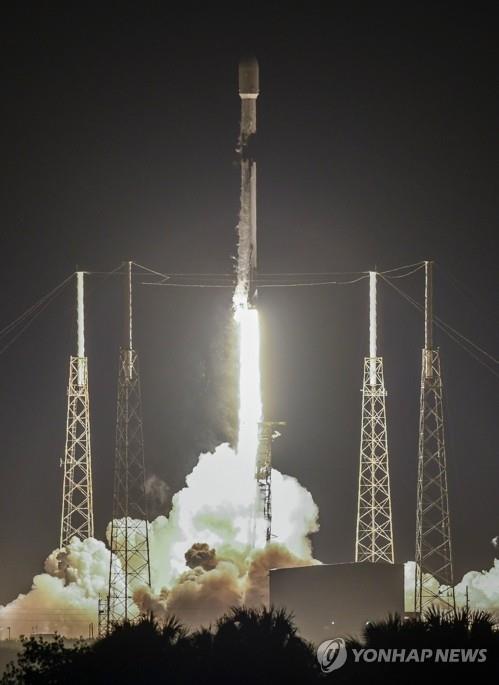 (케이프 커내버럴 AP=연합뉴스) 미국의 우주탐사업체 스페이스X의 팰컨9 로켓이 3월 11일(현지시간) 총 60기의 스타링크 통신위성을 싣고 플로리다주 케이프 커내버럴의 우주군 기지를 떠나고 있다. [플로리다 투데이 제공] 
