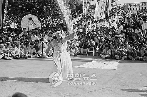 1987년 이한열 열사 영결식서 운구행렬 이끌며 춤추는 이애주 이사장의 모습. 
