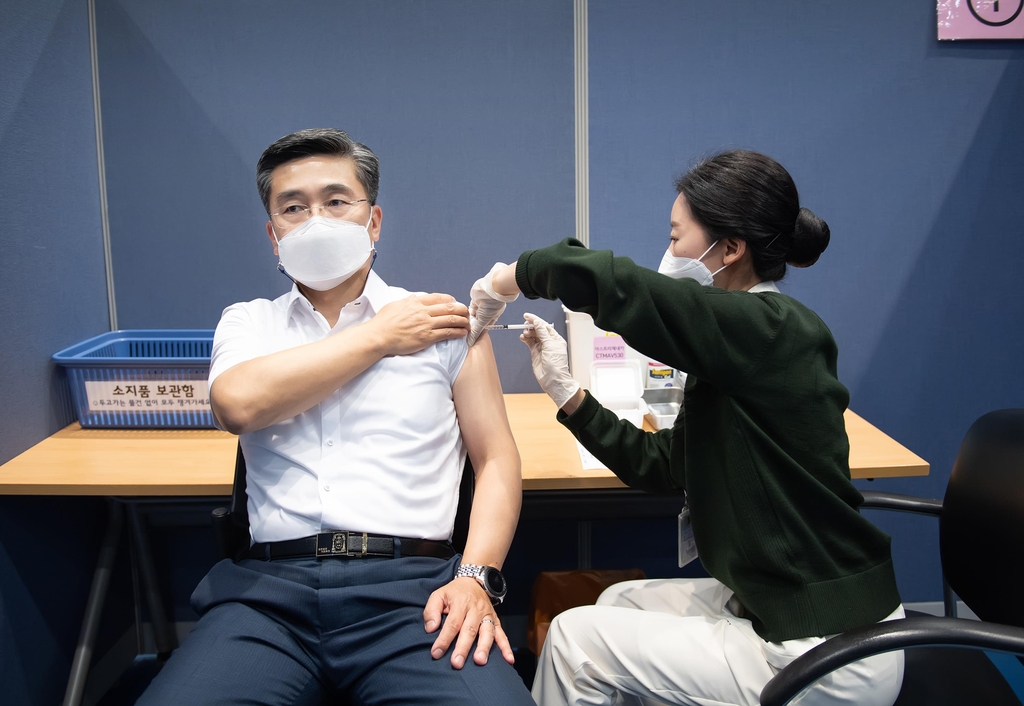서욱 국방부 장관, 아스트라제네카 백신 2차 접종