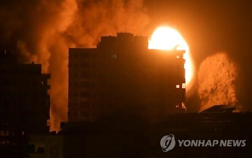 이스라엘군의 폭격 이후 가자지구의 한 건물에서 화염과 연기가 치솟고 있다. 