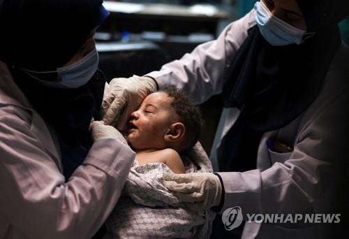 공습으로 무너진 건물에서 생존한 아기