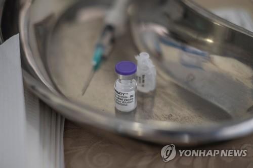 지난 19일 남아공에서 접종되는 화이자 코로나19 백신