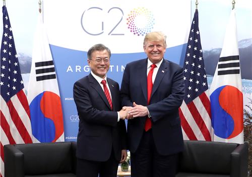 손잡은 한-미 정상 (부에노스아이레스=연합뉴스) 황광모 기자 = 문재인 대통령이 30일 오후(현지시간) 아르헨티나 부에노스아이레스 코스타 살게로 센터에서 도널드 트럼프 미국 대통령을 만나 반갑게 악수하고 있다. 2018.12.1 hkmpooh@yna.co.kr