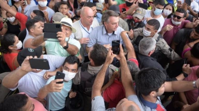 지지자들에 둘러싸인 브라질 대통령
