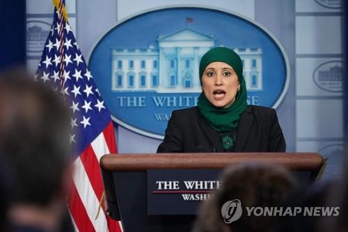 '반도체 등 공급망 강화' 브리핑하는 미 국가경제위 부국장 (워싱턴 AFP=연합뉴스) 사미라 파질리 미국 백악관 국가경제위원회 부국장이 8일(현지시간) 워싱턴DC 백악관에서 언론 브리핑을 하고 있다. 파질리 부국장은 반도체와 배터리 등 핵심 산업 분야에서 중국을 견제하기 위한 청사진을 발표하면서 공급망에서 빚어지는 병목 현상이 일시적이며 몇 주 내로 해소될 것이라고 내다봤다. sungok@yna.co.kr(끝)
